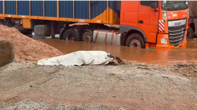 Man Found Dead on Kasoa–Accra Highway After Heavy Rains as Flooding Causes Major Traffic Gridlock