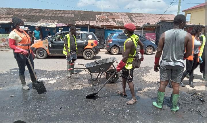 Apostle Dr. Okoh Agyeman Donates GH¢20,000 to Buzz Stop Boys for Sanitation Efforts